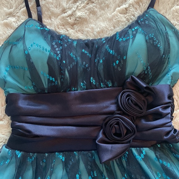 Gorgeous size 1 teal and navy semi formal dress, EUC. Worn once, dry cleaned - Picture 2 of 3